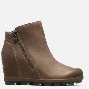 Sorel leather hidden wedge booties nwot
